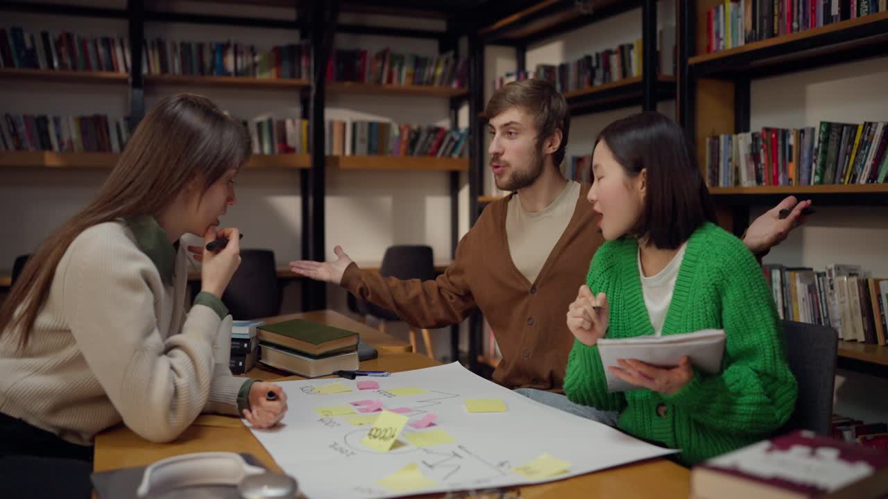 estudiantes que colaboran en un proyecto en una biblioteca