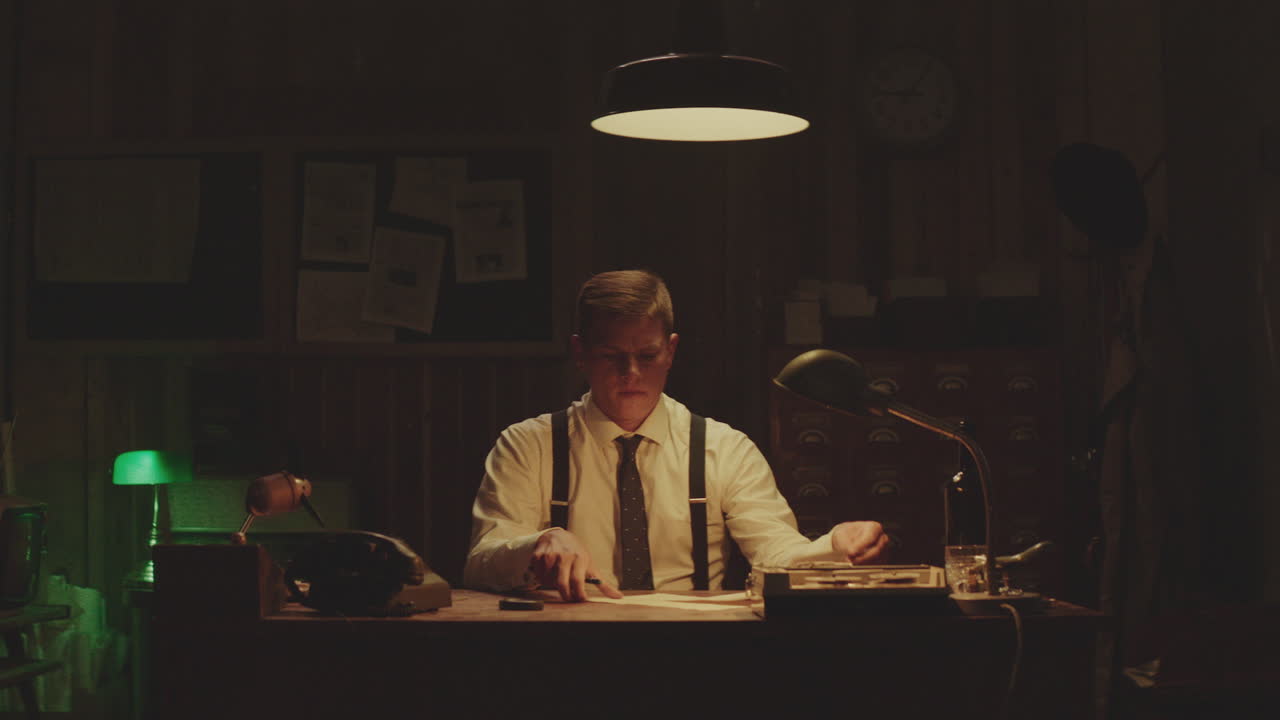 detective en el trabajo en una oficina de los años 40