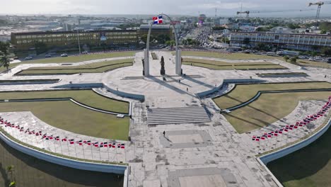 Luftaufnahme-Des-Flaggenplatzes,-Plaza-De-La-Bandera-In-Santo-Domingo,-Dominikanische-Republik