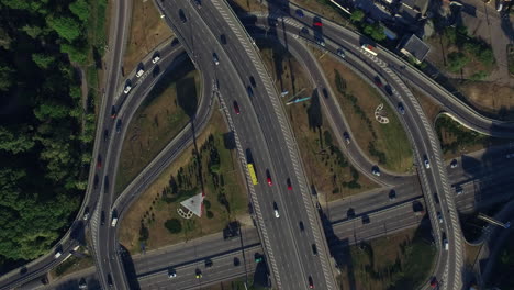 coche conduciendo en el paso elevado de la autopista. vista aérea tráfico de coches en la rotonda de la autopista