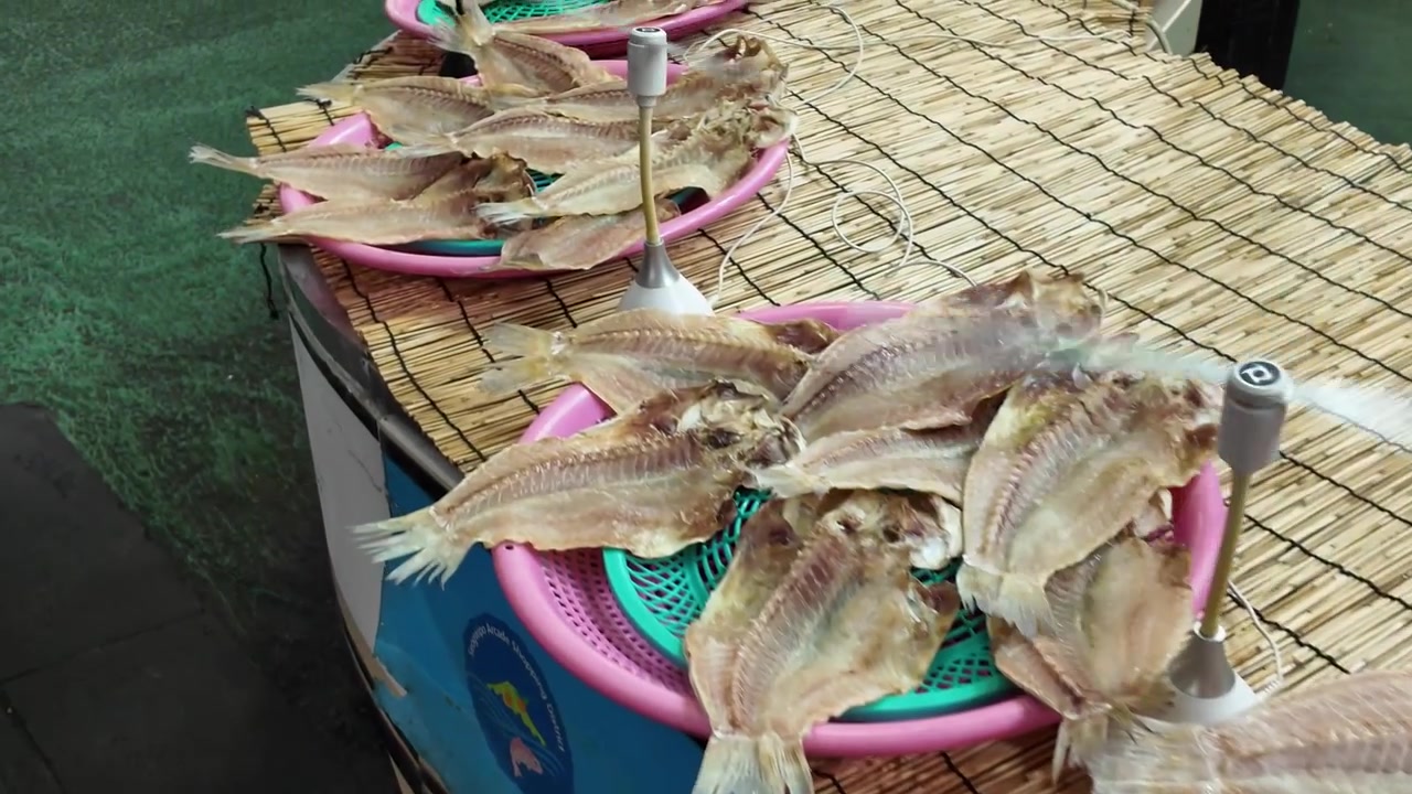 Ikan asin dipajang di keranjang dengan kipas di lapak pasar tradisional di Jeju