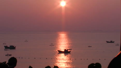 아시아 선착장에서 일몰 바다에서 작은 보트