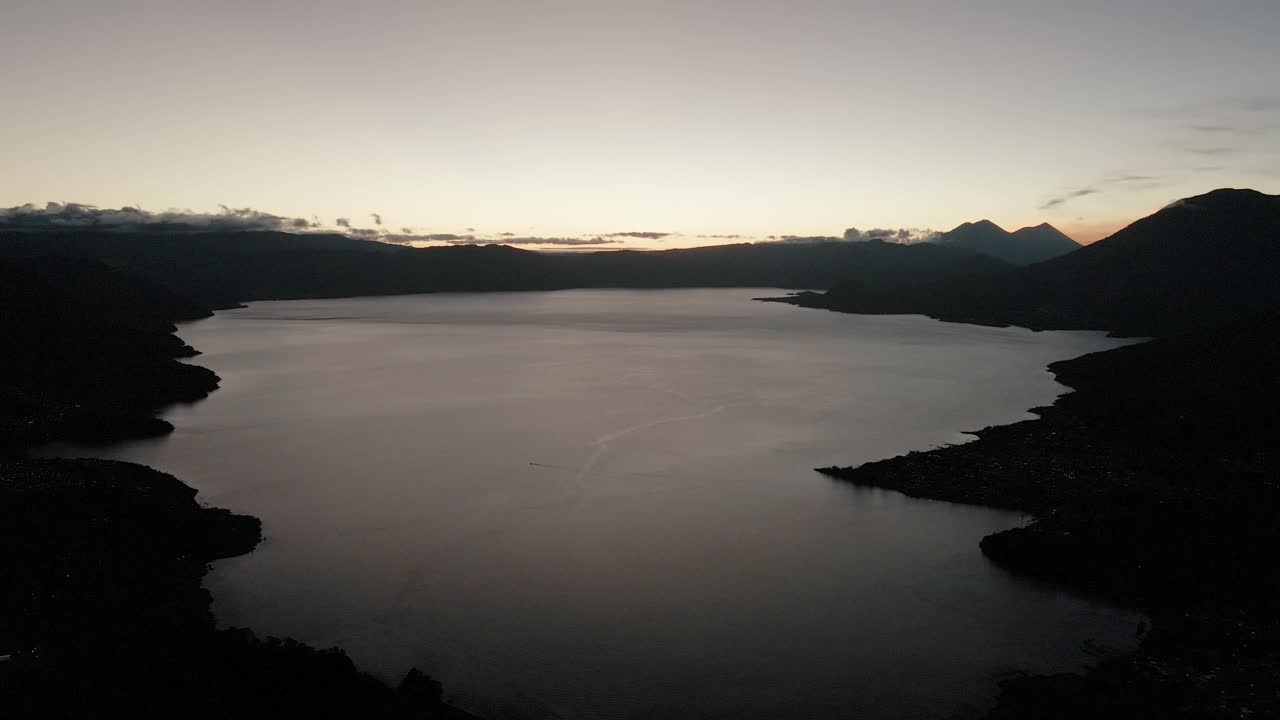 toma de drones del tranquilo lago de atitlán en guatemala durante la puesta de sol