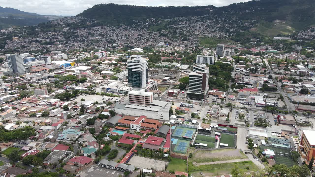 Filmato aereo con drone del centro di Tegucigalpa, Honduras, che mostra la fitta capitale latino-americana con edifici moderni, nucleo urbano, rete stradale e quartieri collinari nell'America Centrale