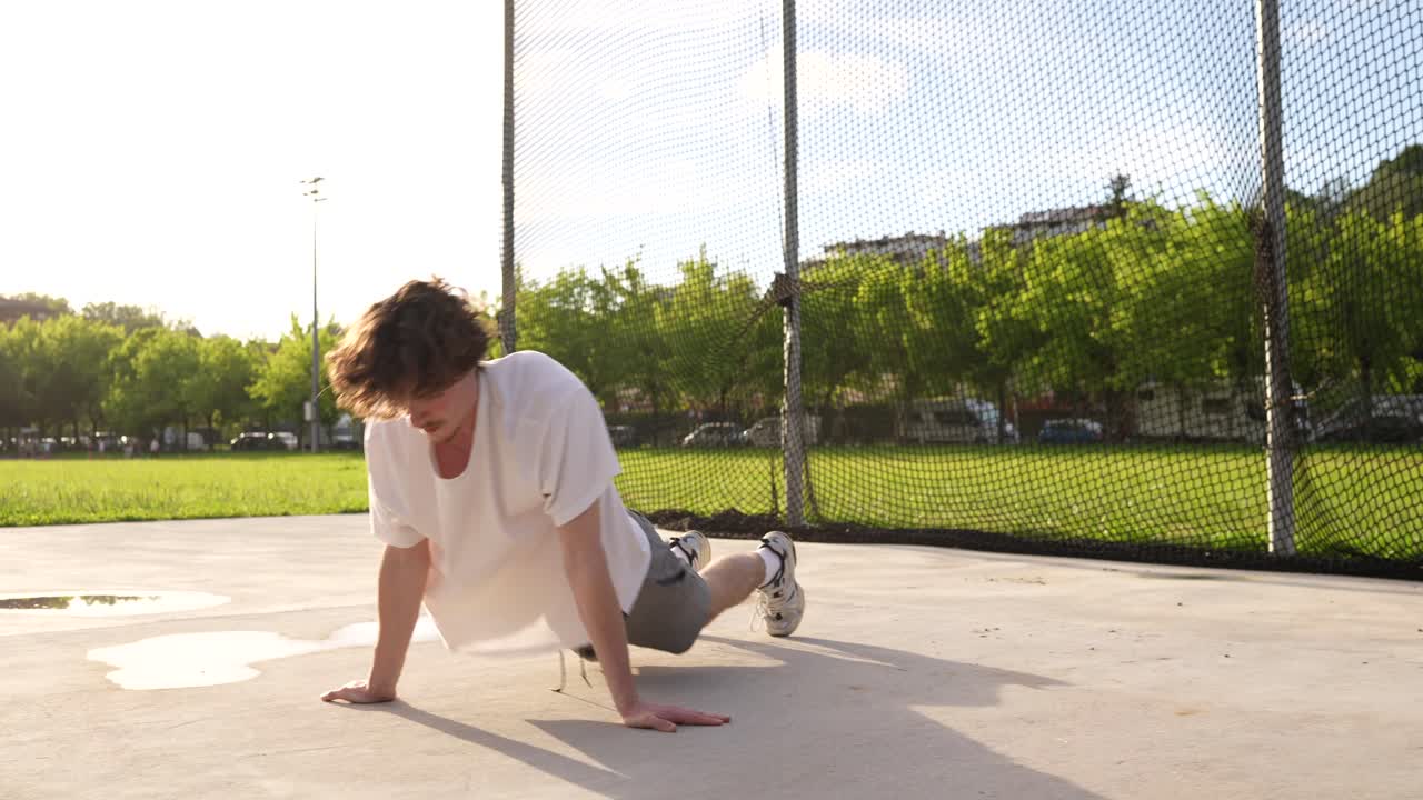 hombre estirándose en el parque