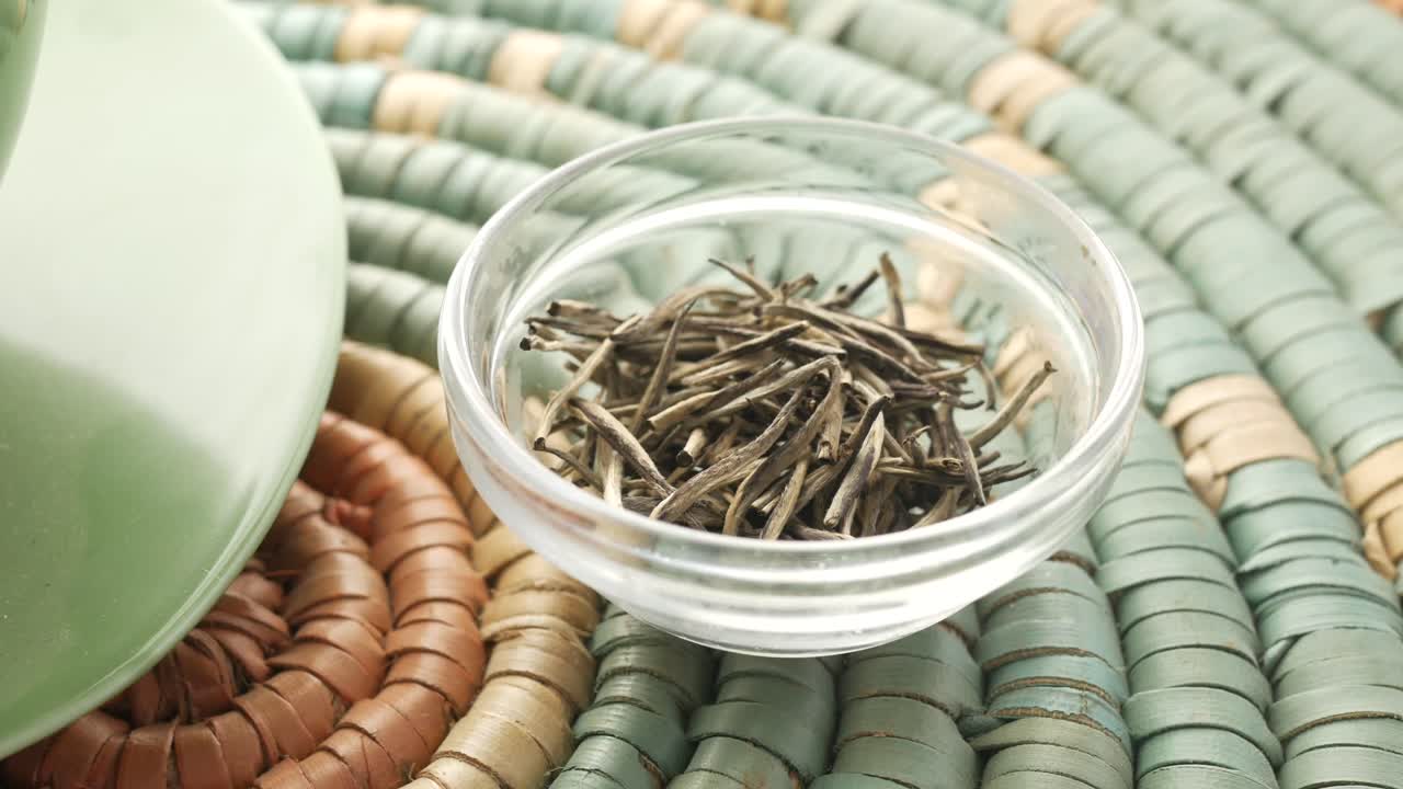 té blanco en un tazón de vidrio