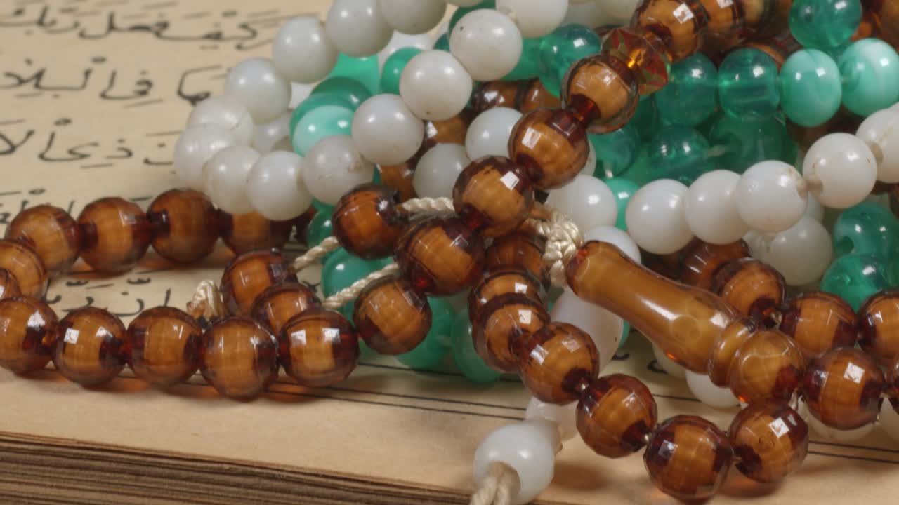 cuentas de oración en la página del corán