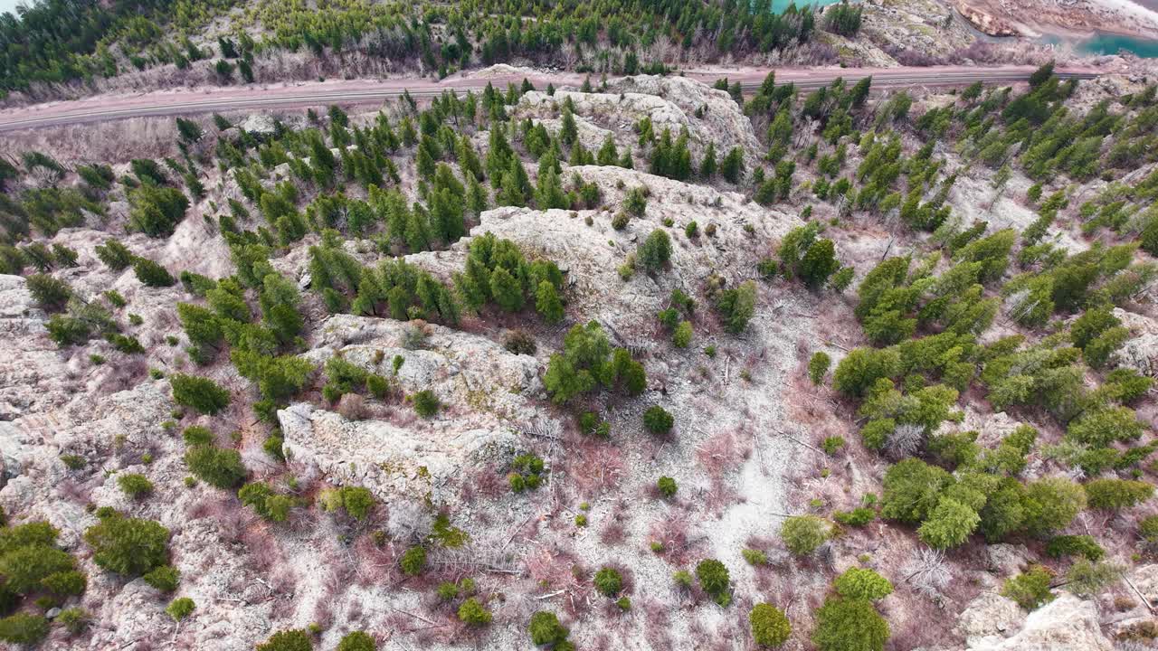 Veduta aerea dall'alto del fiume Flathead color turchese che scorre lungo una riva sempreverde e una piccola penisola nella natura selvaggia vicino a Whitefish, Montana.