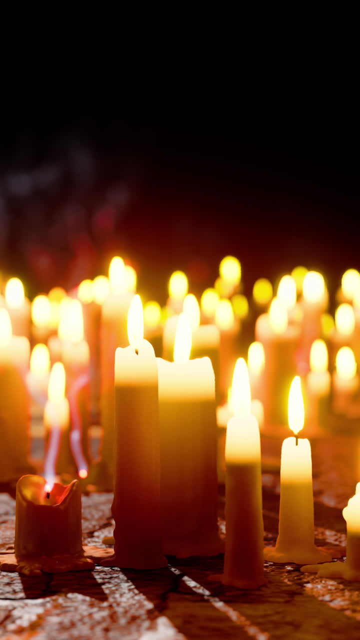 свечи, горящие в темноте