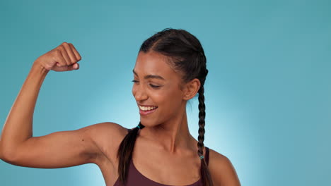 brazo, sonrisa y beso con una mujer entrenador personal