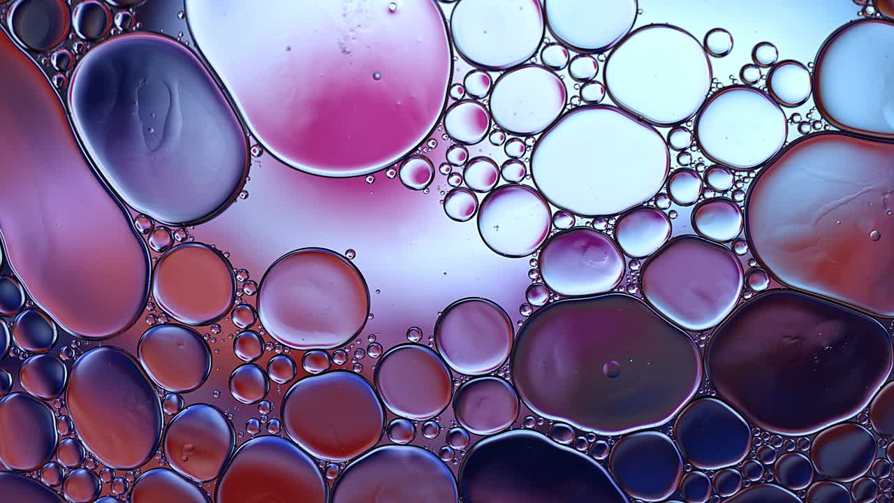 추상적인 다채로운 음식 기름 방울 거품과 구가 흐르고