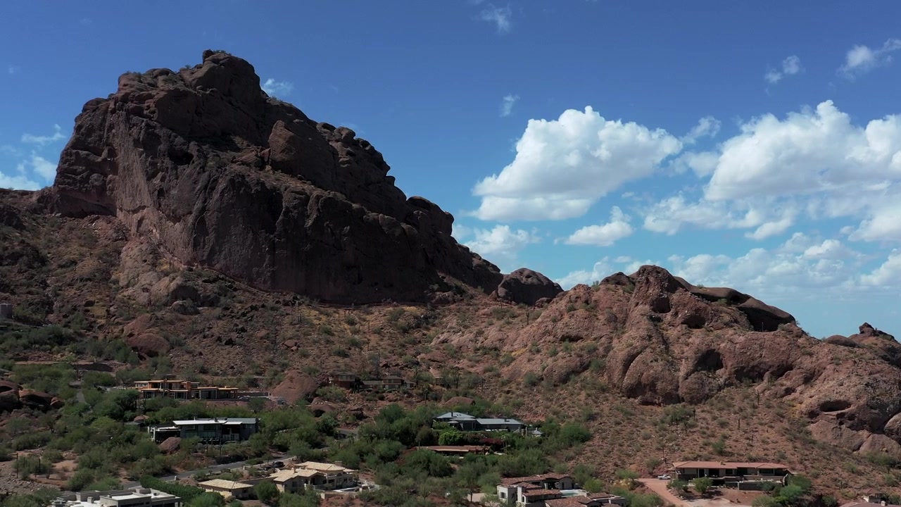 Riprese aeree con drone del lato nord di Camelback Mountain a Paradise Valley, Arizona, in 4K.