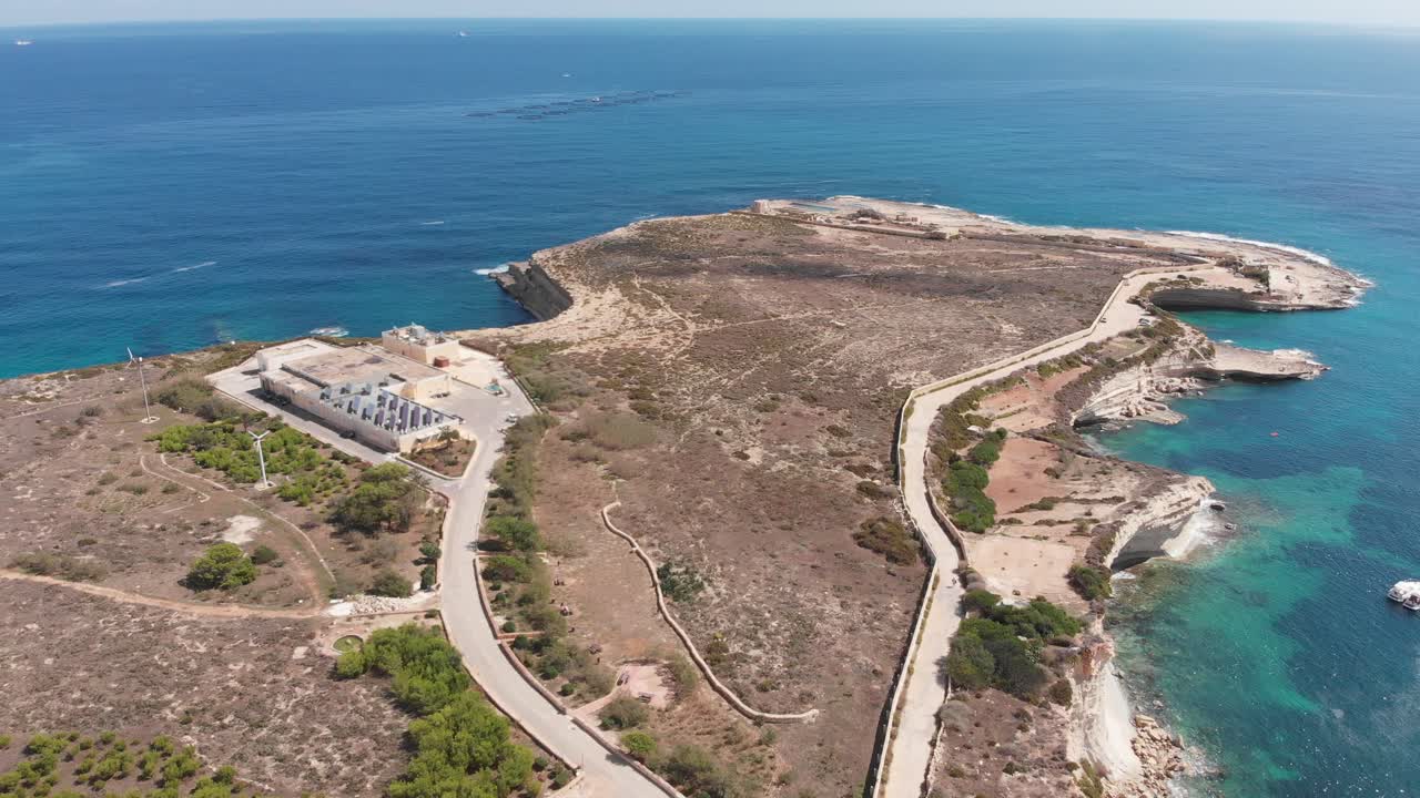 video aéreo de drones del este de malta, área de marsaxlokk, bahía de il-hofra l-kbira