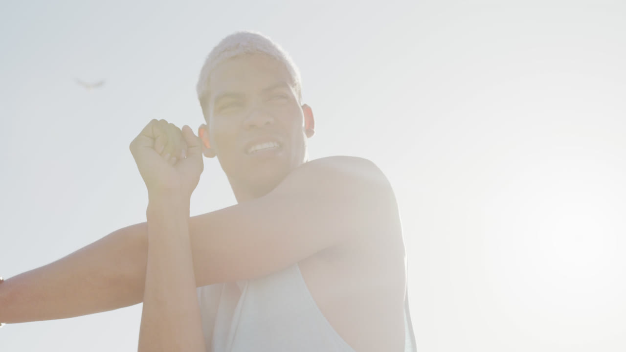 슬로우 모션으로 산책로에  ⁇ 어있는 행복한 두 인종의 남자