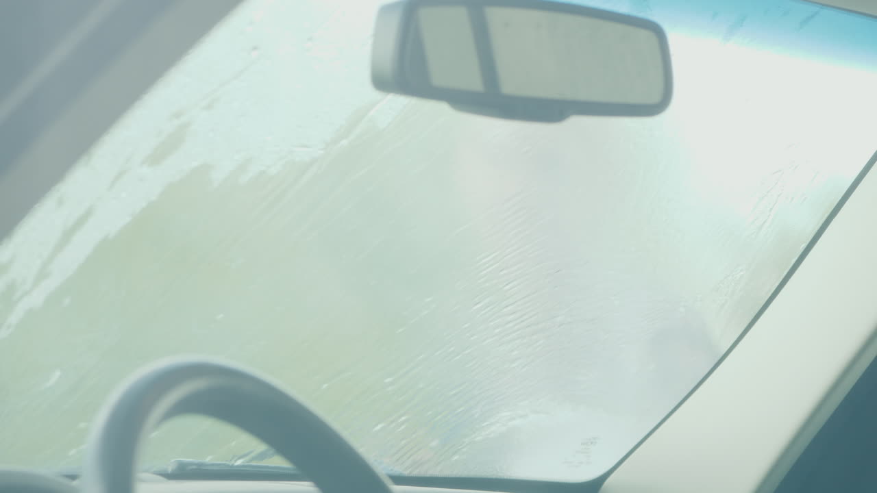 한 여성이 고압 세척기로 세차하는 자동차 내부 모습