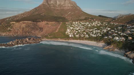 Playa-De-Llandudno-Con-El-Pico-Judas-En-Ciudad-Del-Cabo,-Sudáfrica