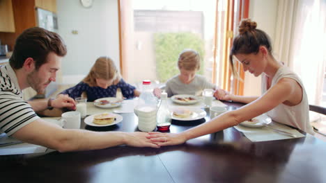 Dar-Gracias-Antes-Del-Desayuno