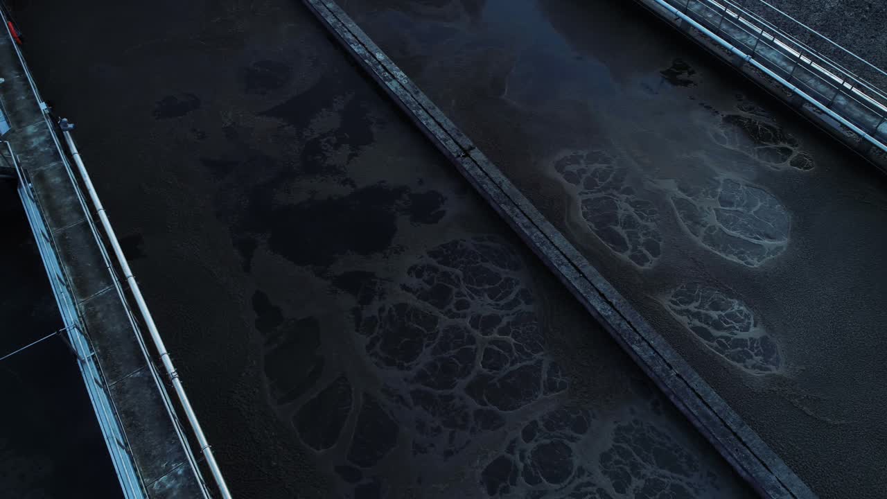 вид с воздуха на разделенные канализационные емкости, камера движется вправо