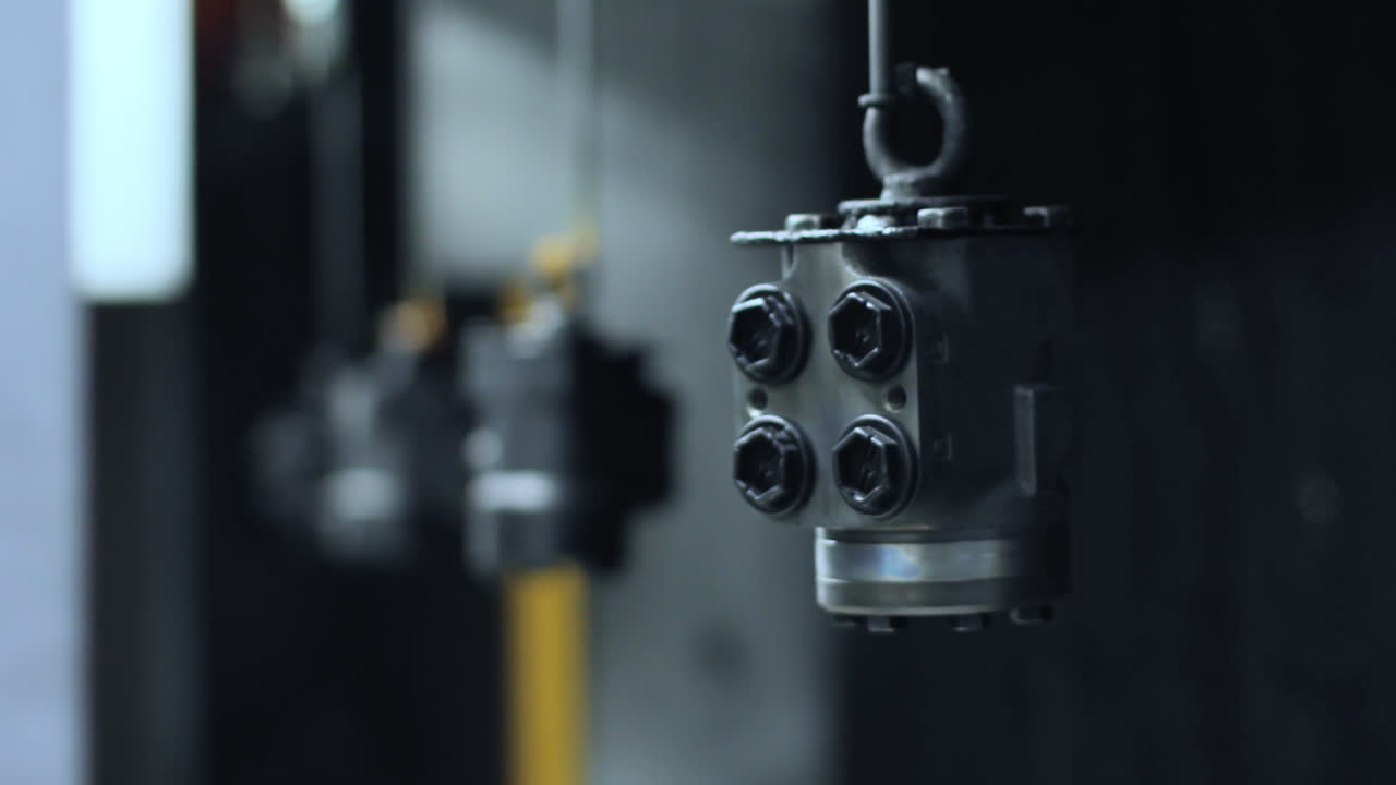 proceso de pintura de piezas de máquinas. pintura industrial herramientas de máquinas