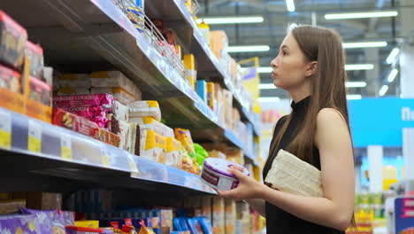 mujer comprando en una tienda de comestibles