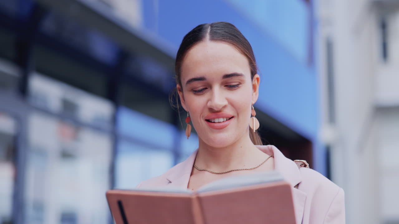 lectura de notas, aprendizaje y mujer con un cuaderno