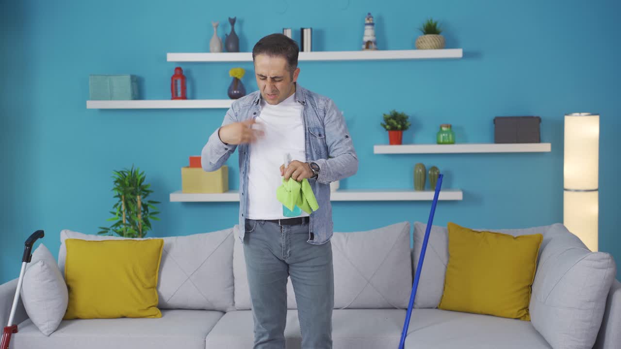 hombre con la mano irritada.