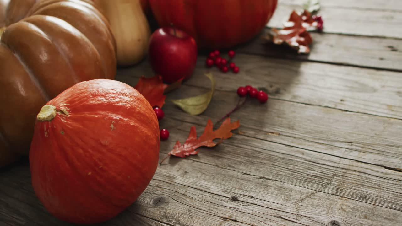 video de calabazas y hojas de otoño sobre fondo de madera