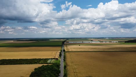 Vista-Aérea-De-Una-Pequeña-Carretera-Rural-Entre-Campos-Agrícolas