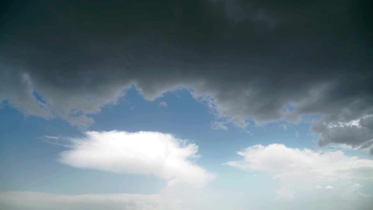 Awan Badai Gelap Bergerak Melintasi Langit Biru