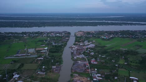 vista aérea de hornos de ladrillos y canal en vinh long en el delta del mekong, vietnam