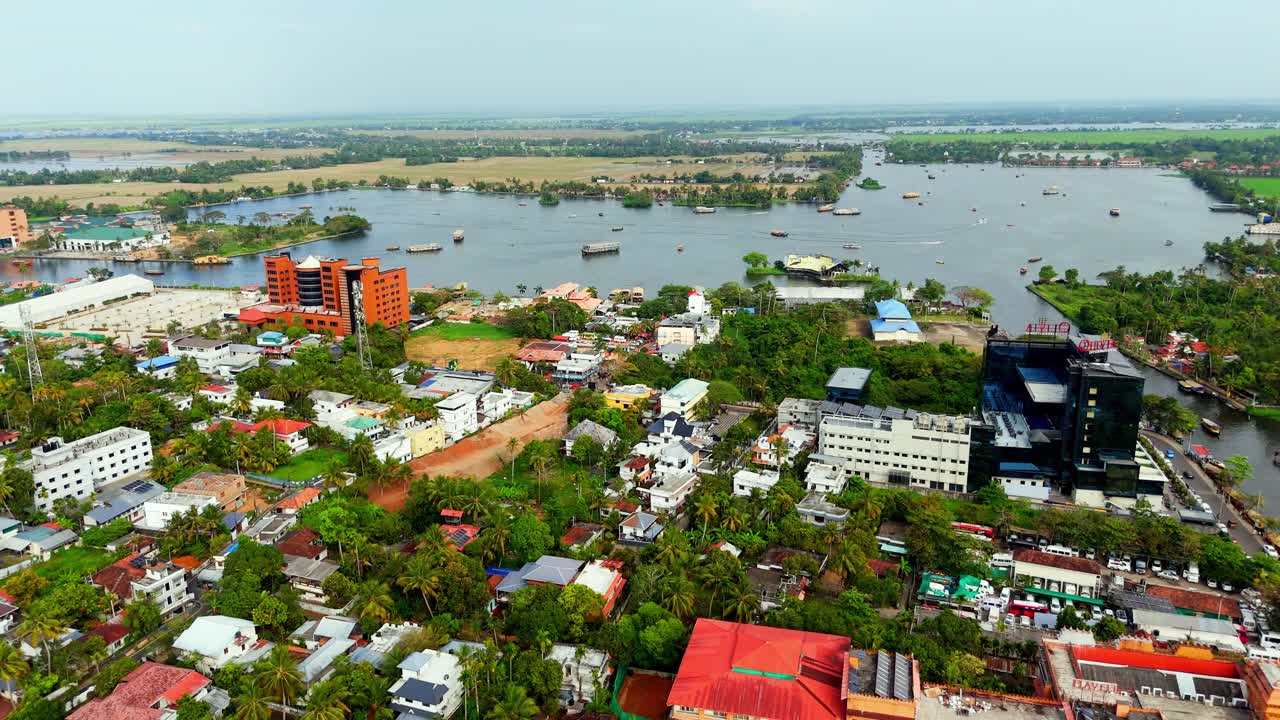 Canale della città di Alappuzha, vista aerea del canale della città di Alappy vicino al lago Punnamada