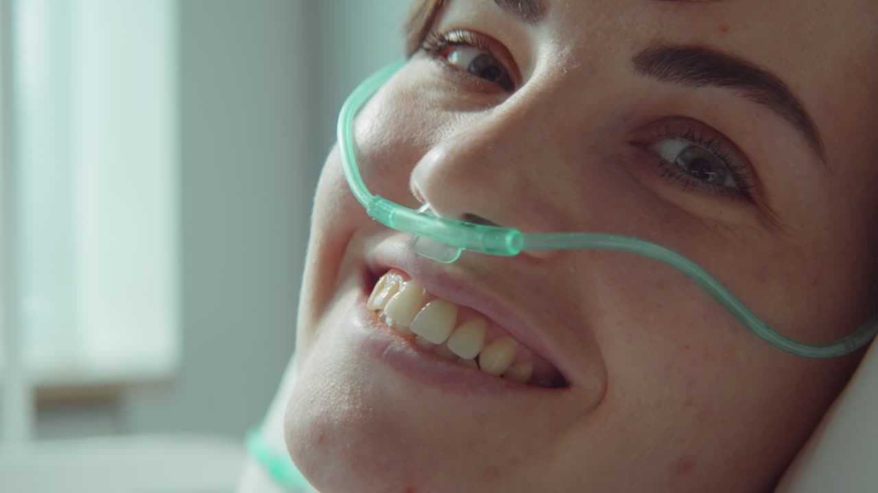 Ritratto di paziente donna sorridente in ospedale