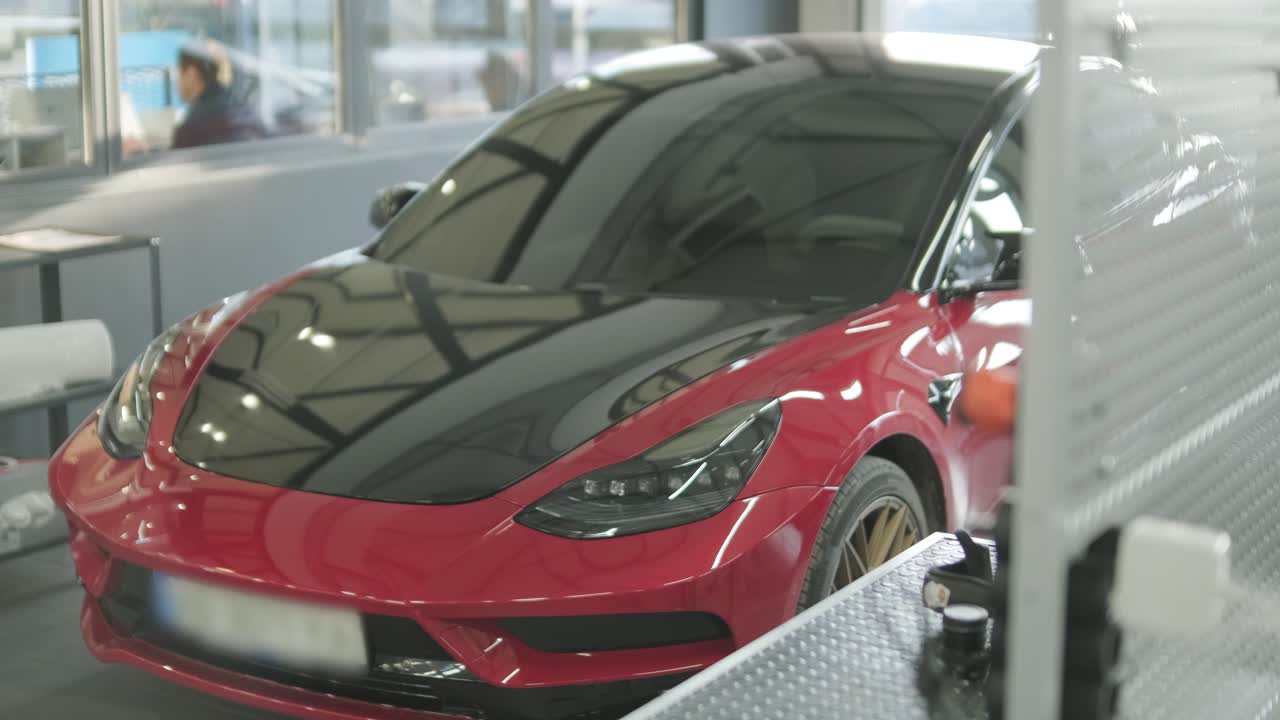 automóviles en mantenimiento en un taller de reparación de automóviles