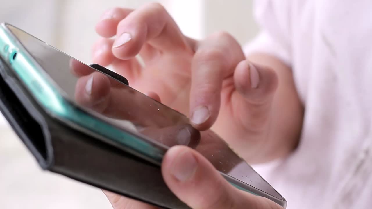 tomando el teléfono móvil de la mano comprando en línea imágenes de stock de video de stock