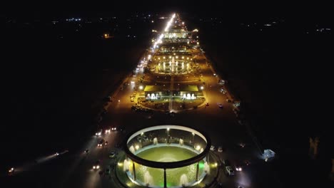 Aino-Menas-Brunnen-In-Der-Nacht