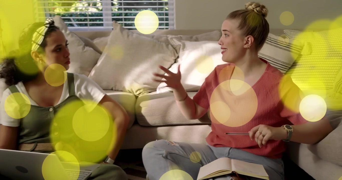 Deux femmes établissent un contact visuel et commencent la planification marketing sur un ordinateur portable avec des post-it animés.