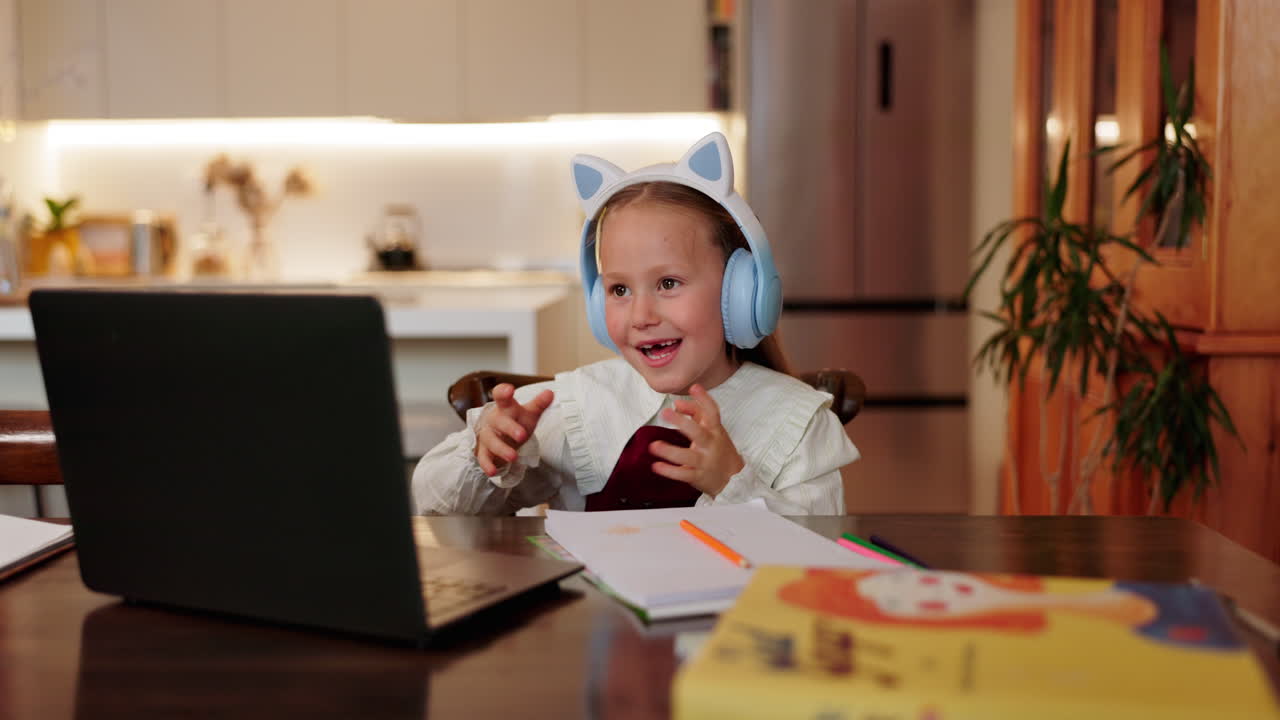 niña aprendiendo en línea