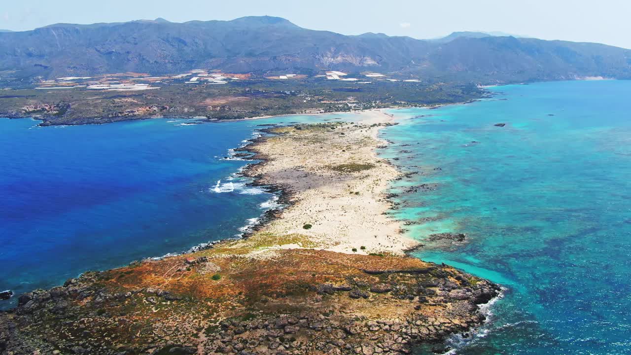 vista aérea de la península y el agua azul, playa elafonissi, creta, grecia