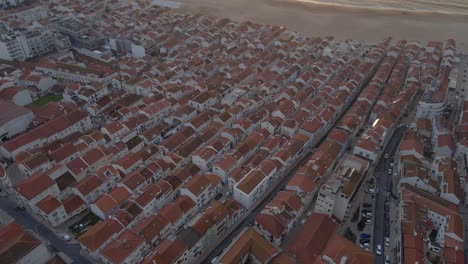 Flächendrohnenaufnahmen-Der-Stadt-Nazare-An-Der-Küste-Portugals,-Gefilmt-Während-Der-Goldenen-Stunde-Des-Sonnenuntergangs-4k