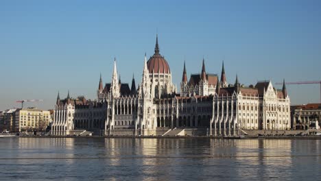 vista del centro de la ciudad de budapest con el edificio del parlamento y el río danubio en un día soleado, arquitectura gótica, toma panorámica de amplio ángulo bajo