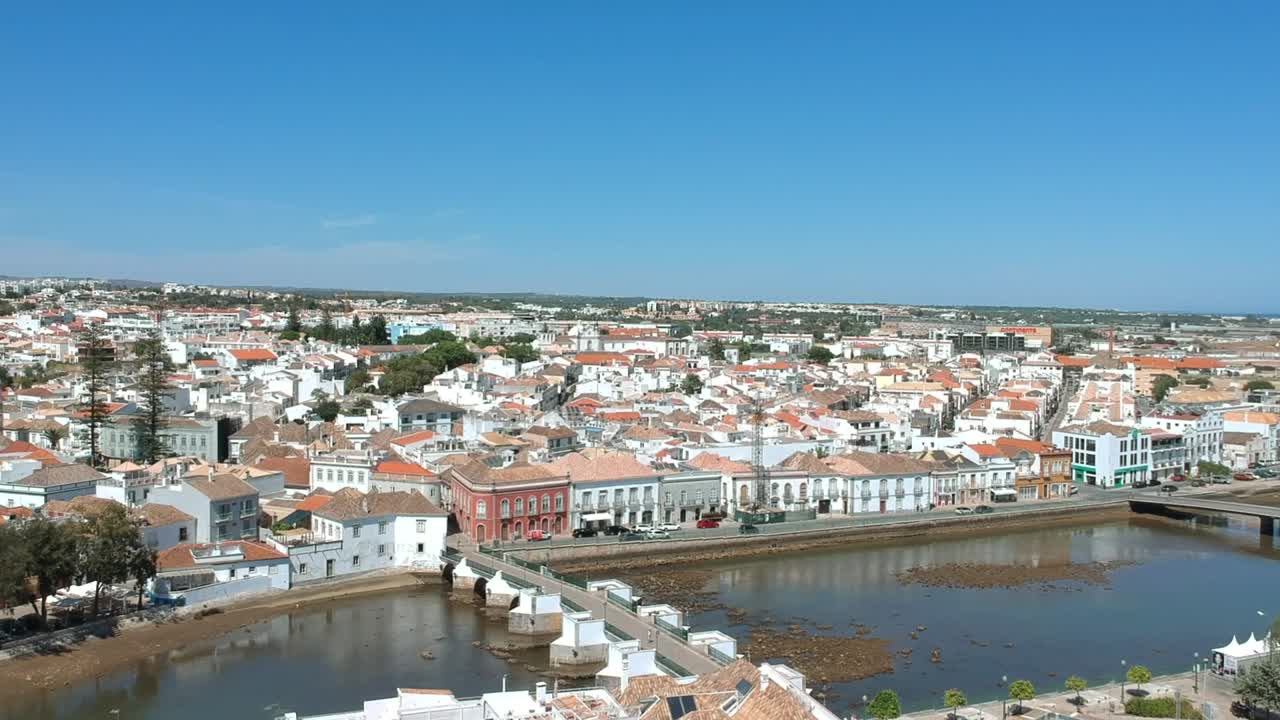 vista aérea de la ciudad de tavira en el algarve, portugal