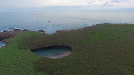 Toma-Aérea-De-La-Playa-Escondida-De-La-Isla-Redonda,-Islas-Marietas,-Nayarit,-México