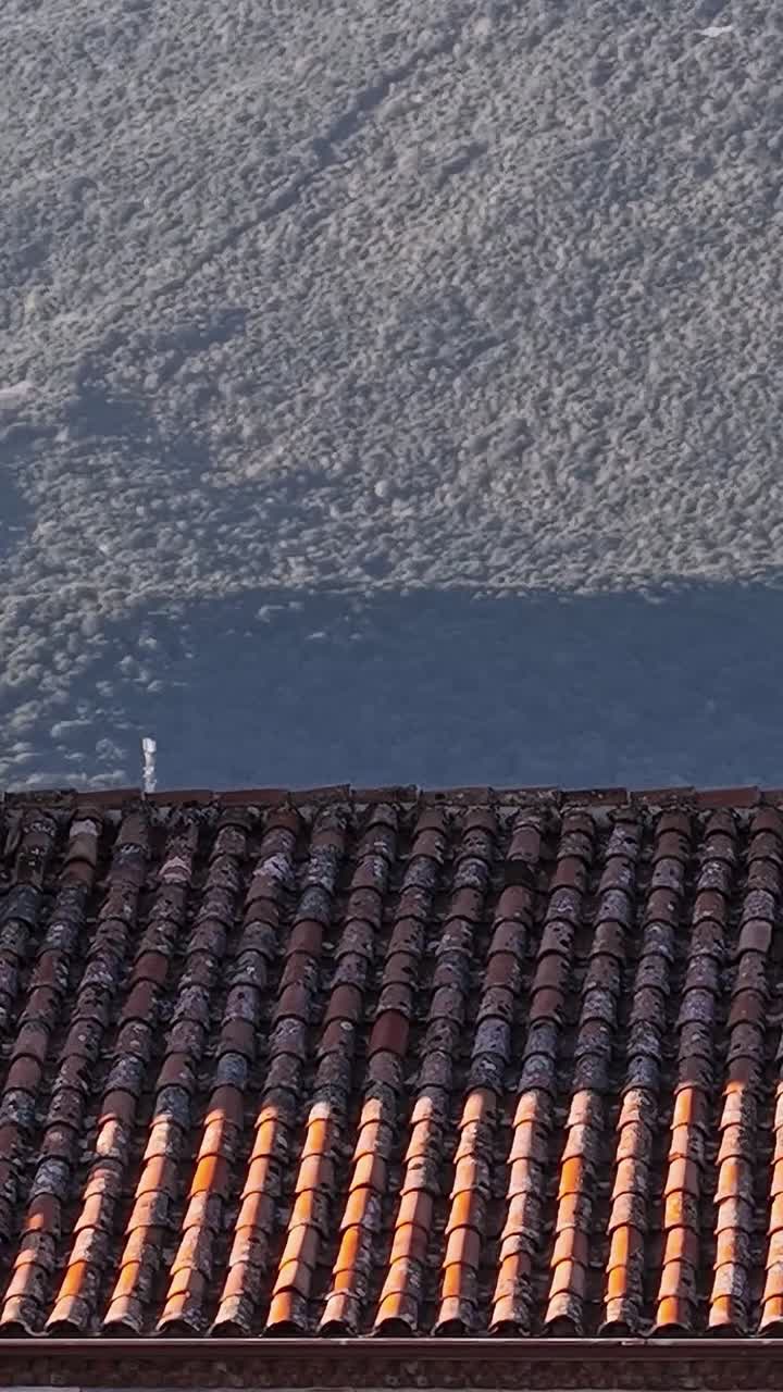 Architettura storica sui tetti in Grecia con sfondo montuoso