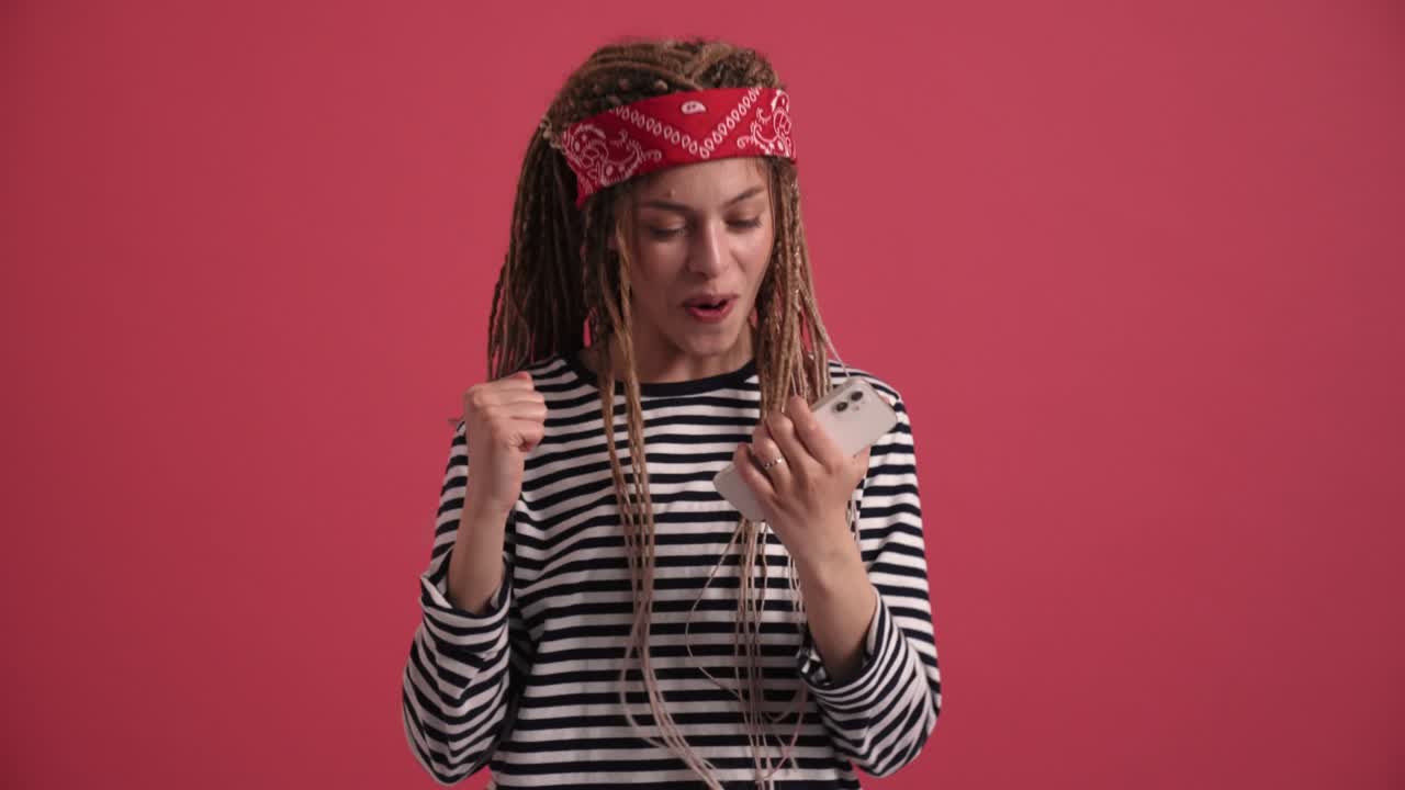 mujer alegre jugando a un juego digital