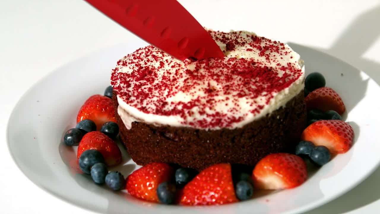 초콜릿 케이크가 잘라질 예정입니다.