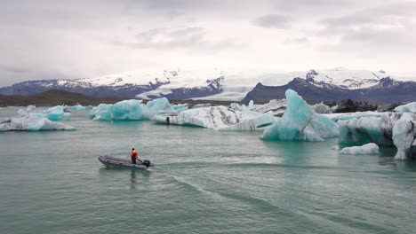 Ein-Zodiac-Boot-Fährt-Durch-Eisberge-In-Einer-Schmelzenden-Gletscherlagune-Bei-Jökulsarlon-Island