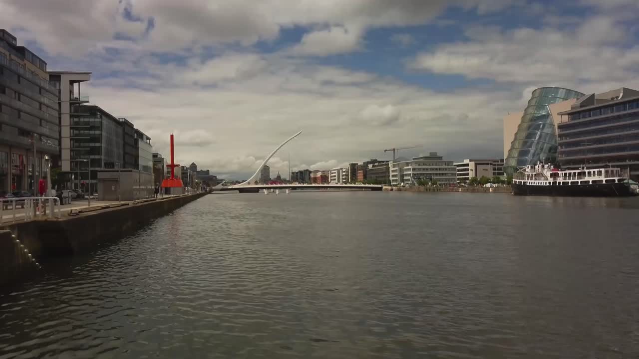 강 리피와 도시 풍경 드론 샷, 스카이라인을 보기 위해 강 리피를 타고 날아