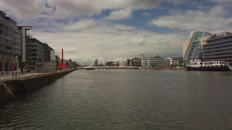 Fluss-Liffey-Und-Stadtlandschaft-Drohnenaufnahme,-Flug-An-Bord-Des-Flusses-Liffey,-Um-Die-Skyline-Zu-Sehen