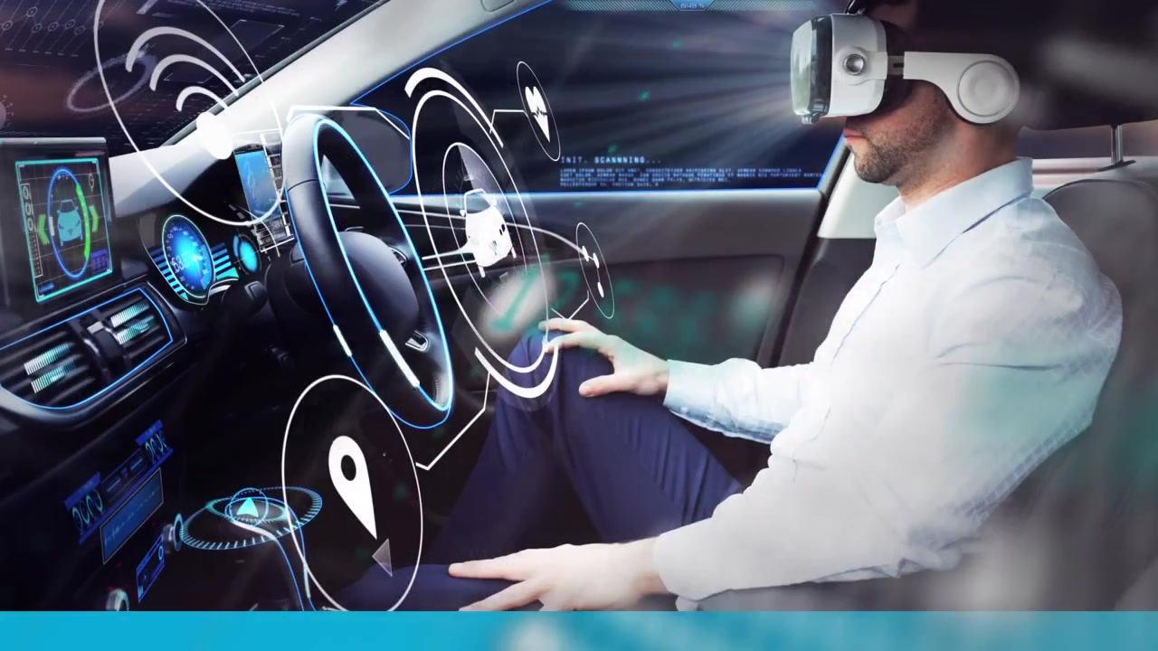 Animação de processamento de dados sobre um mapa-múndi, com um homem usando óculos VR sentado em um carro.
