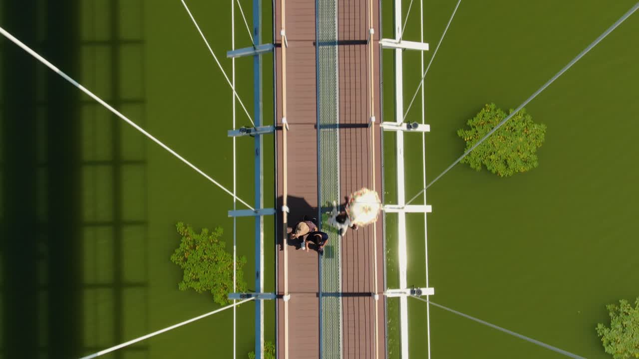 다리 위를 걷는 사람들